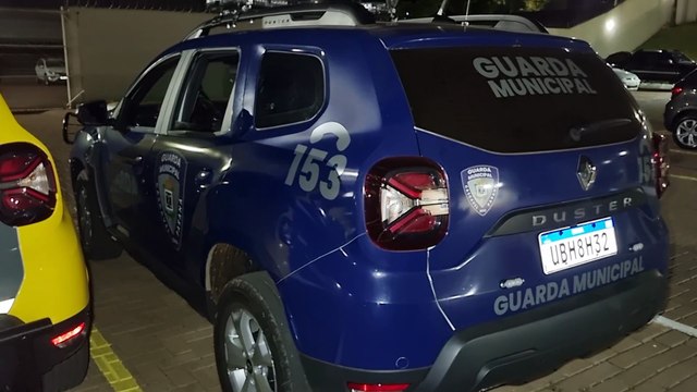Motorista embriagado bate em carro estacionado, tenta fugir e é detido pela GM em Cascavel