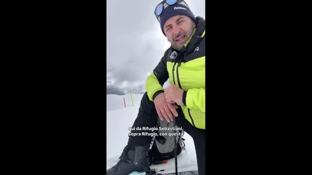 Terminillo, la guida misura la neve davanti al Rifugio Sebastiani: 2.10 metri