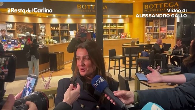 L'abbraccio di Kimi Antonelli con mamma Veronica all'aeroporto di Bologna: video