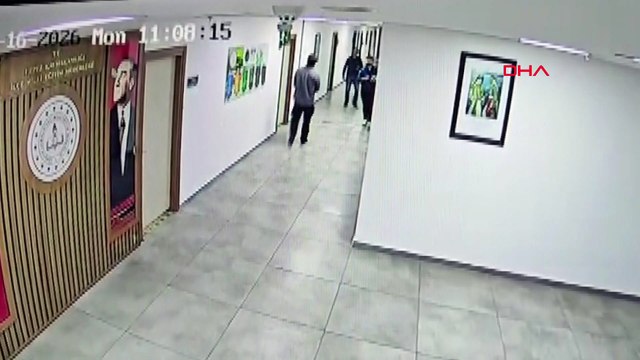 Kaymakamlık binasında ateş açıp, kendini odaya kilitledi