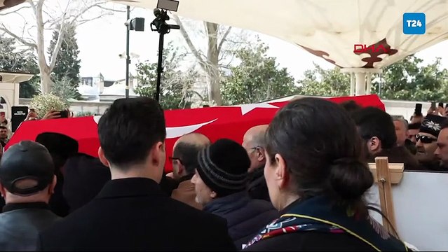 İlber Ortaylı son yolculuğuna uğurlanıyor; binler, Ortaylı’nın cenaze töreni için Fatih Camii’nde toplandı