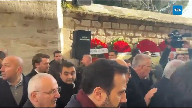 İlber Ortaylı Fatih Camii'nde son yolculuğuna uğurlanıyor; cenazeye siyasetten çok sayıda isim katılıyor