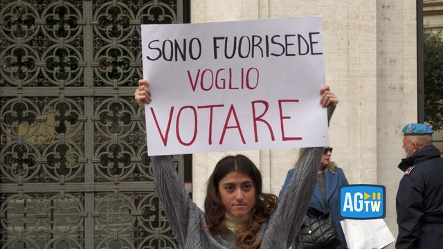 Referendum, studentessa protesta davanti al ministero della Giustizia: «Sono fuori sede, voglio votare. Ho scritto a Mattarella»