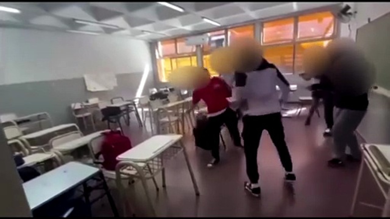 Escándalo en escuela de Catamarca: alumnos armaron una "guerra" con bengalas
