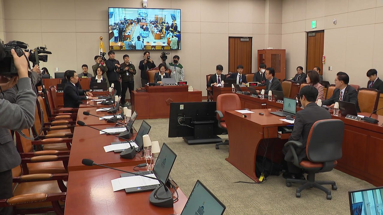 국회 법사위, 코로나19 현안질의 놓고 여야 대립...'거래설' 공방도 / YTN