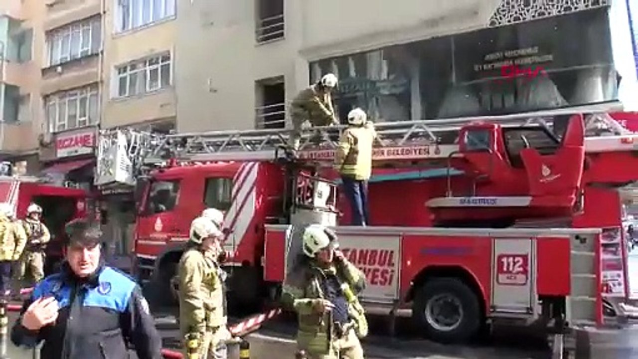 Gelinlik mağazasında yangın paniği: 2 kişi mahsur kaldı