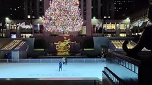 Guy proposes to love of his life beneath the glowing Rockefeller Tree