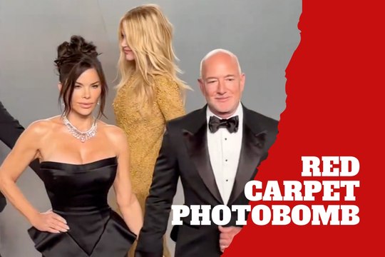 Nicole Kidman photobombs Jeff Bezos and Lauren Sánchez at Vanity Fair Oscar Party