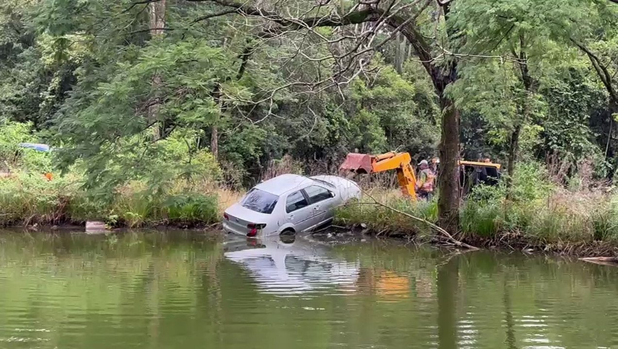 Carro com agrotóxicos contrabandeados cai em açude após fuga de 40 km