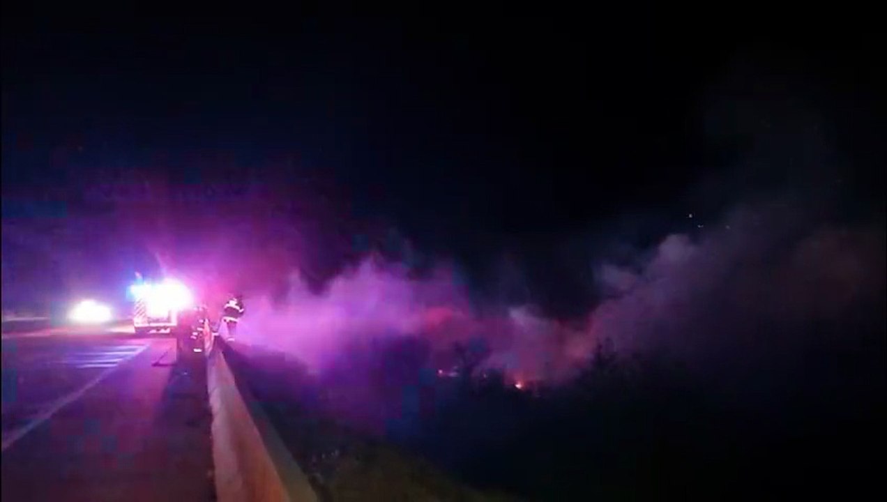 Bombeiros combatem incêndio ambiental às margens da rodovia BR-163 em Cascavel