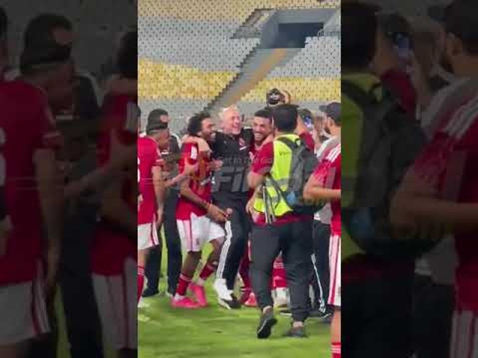 احتفال لاعبي الأهلي بـ مارسيل كولر بعد الفوز على الاتحاد السكندري بثنائية 🎉🔴