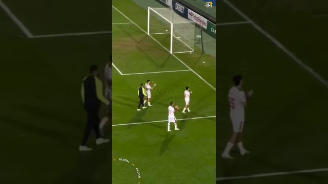 لاعبو الزمالك يوجهون التحية للجمهور الحاضر في المدرجات