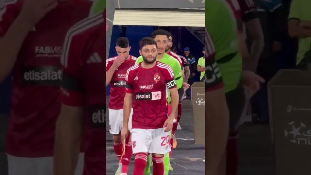 لاعبي نادي زد يقفون في ممر شرفي للاعبي النادي الأهلي بعد فوزهم بالدوري المصري