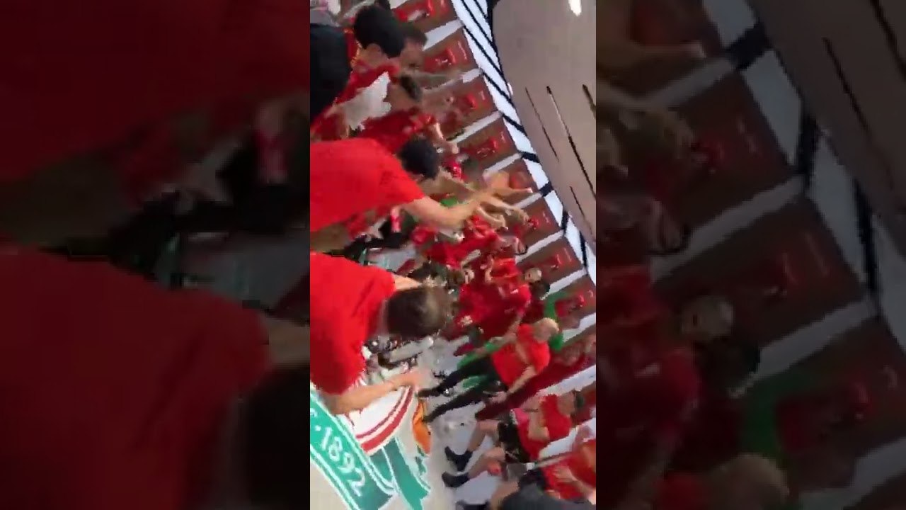 مؤمن زكريا يحتفل مع صلاح ولاعبي ليفربول بكأس إنجلترا في ملعب ويمبلي