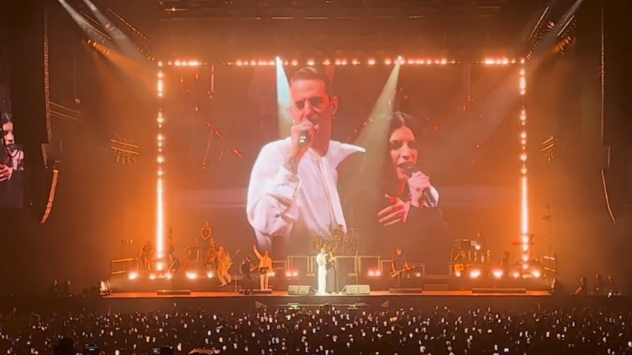 Laura Pausini a sorpresa ospite di Achille Lauro ad Assago: «Adesso vi racconto perché a Sanremo cantavo davanti a lui...»