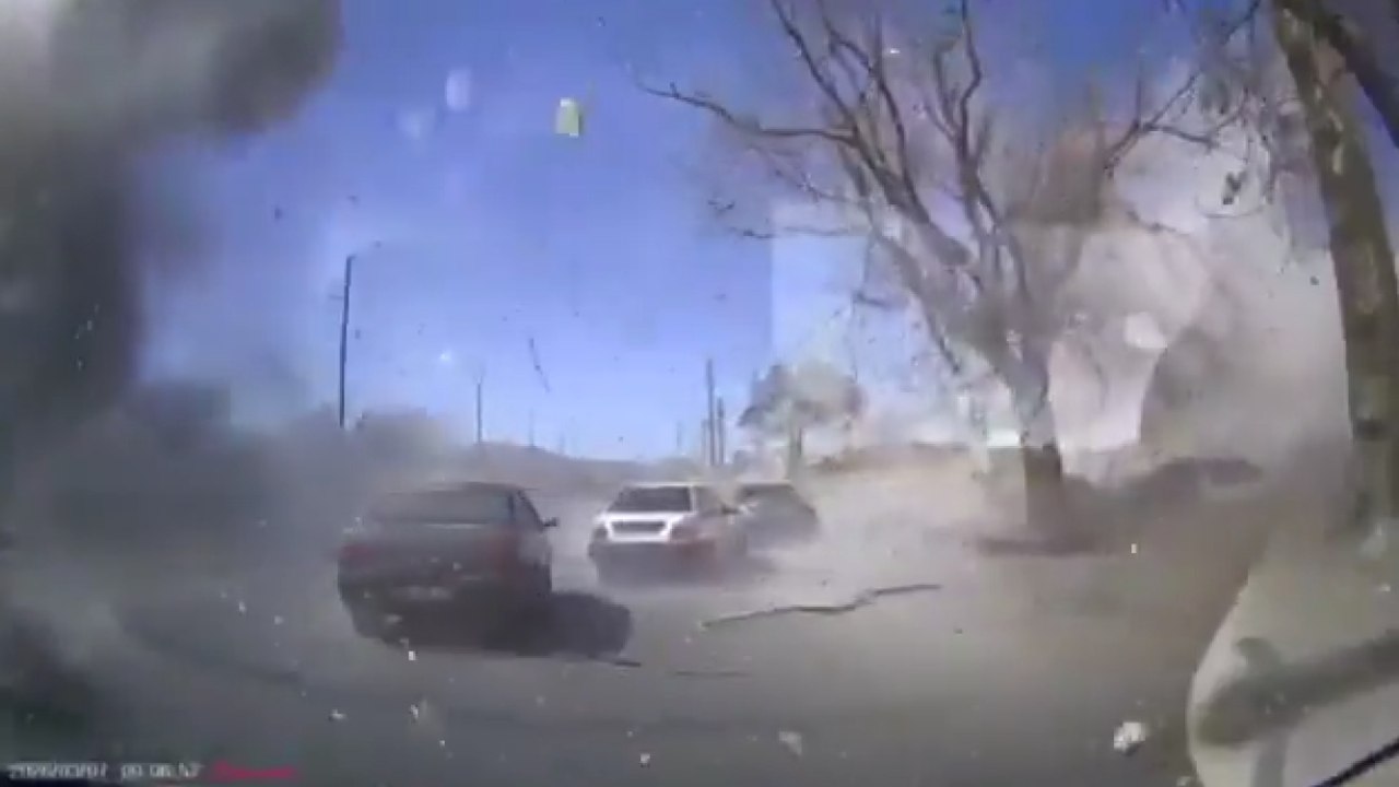 La dashcam riprende un raid israeliano su Hamadan in video: l'esplosione poi una pioggia di detriti