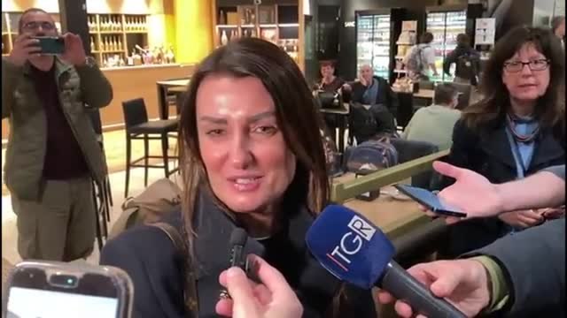 Il video della mamma di Antonelli in aeroporto: «Non cosa dire, ha fatto una cosa troppo bella». L'abbraccio con il pilota