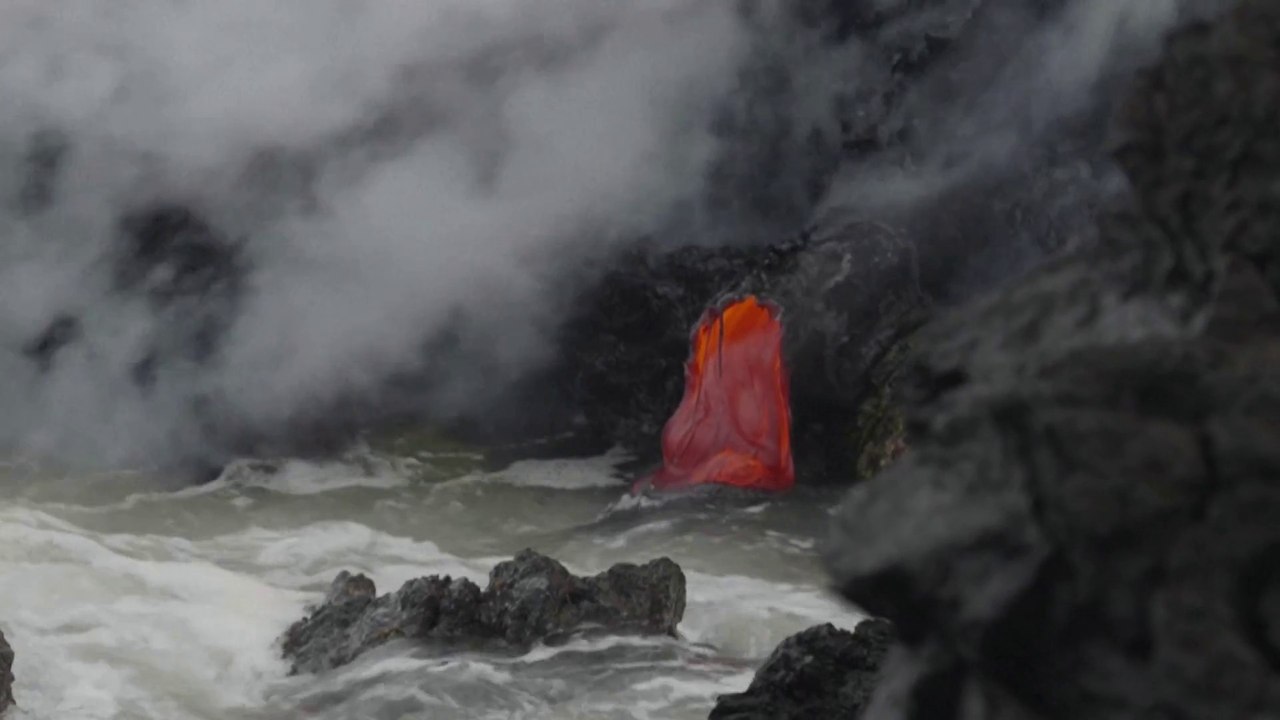 Les images de la rencontre entre la lave et l'océan sur l'île de La Réunion après l'éruption du Piton de La Fournaise