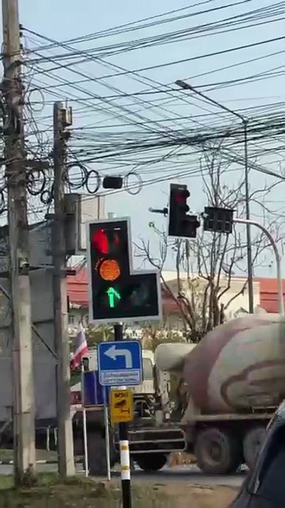 เจอแบบนี้ถึงกับมึนตึ้บ ไฟแดงแยกไหนเนี่ย !