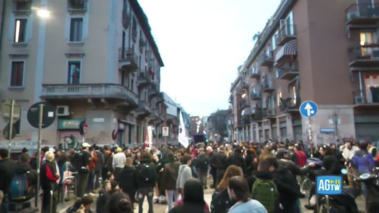 La Milano antagonista ricorda «Dax»: corteo dal Ticinese alla Darsena