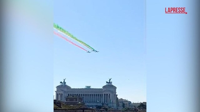 Il passaggio delle Frecce Tricolori sopra l'Altare della Patria per la Giornata dell'Unità nazionale