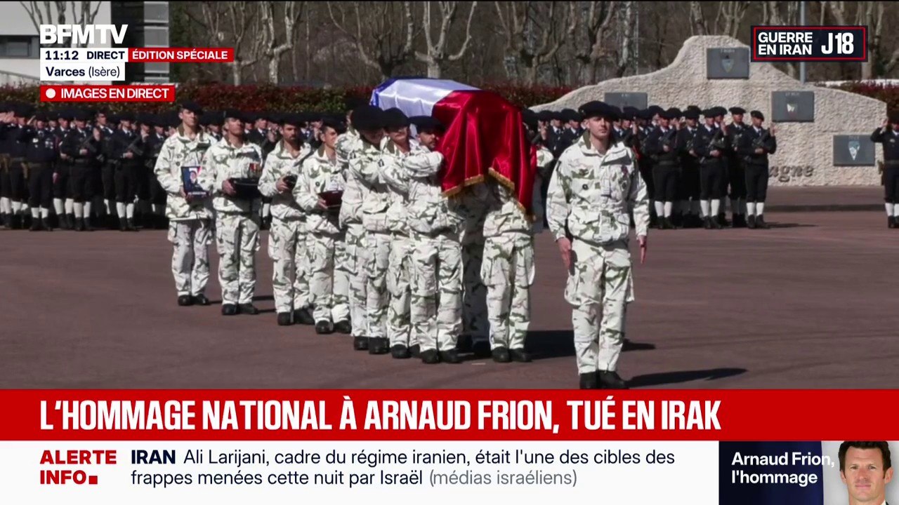 Hommage national à Arnaud Frion: l'arrivée du cercueil du soldat tué en Irak, porté par ses camarades