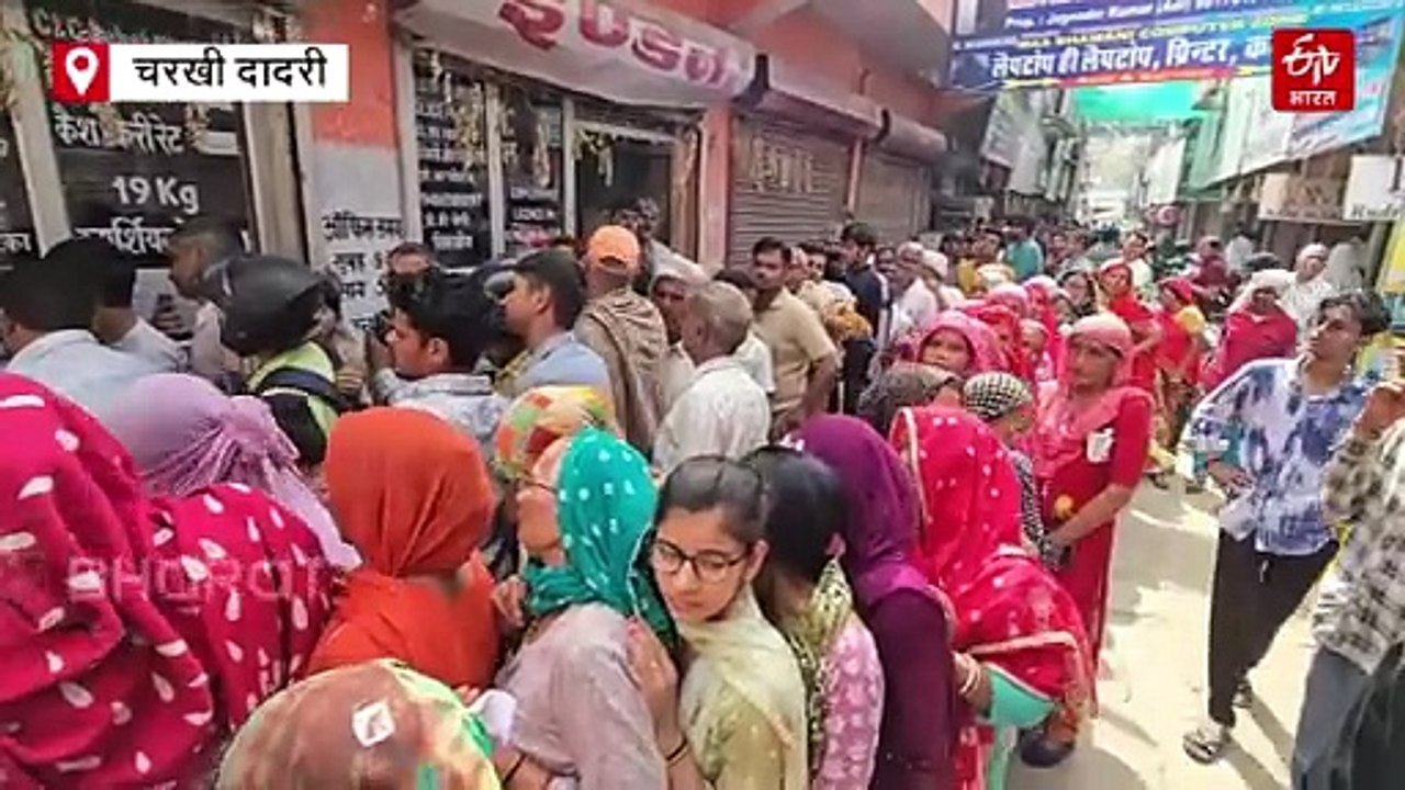 चरखी दादरी में LPG संकट का असर, पढ़ाई की जगह गैस के लिए लाइन में खड़े हैं छात्र-छात्राएं