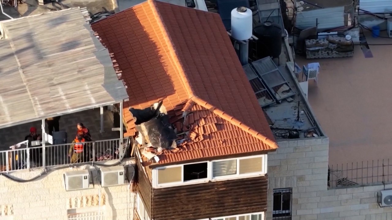 Restos de un misil iraní quedan incrustados en un bloque residencial de Jerusalén