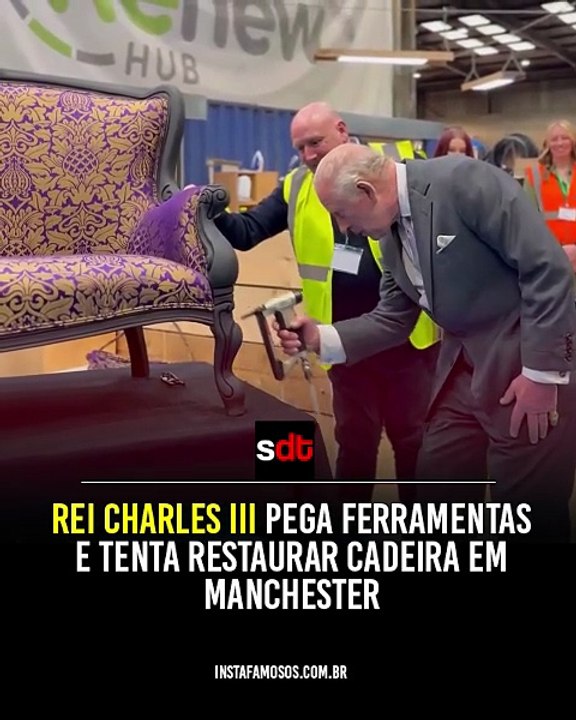 Rei Charles III pega ferramentas e tenta restaurar cadeira em Manchester