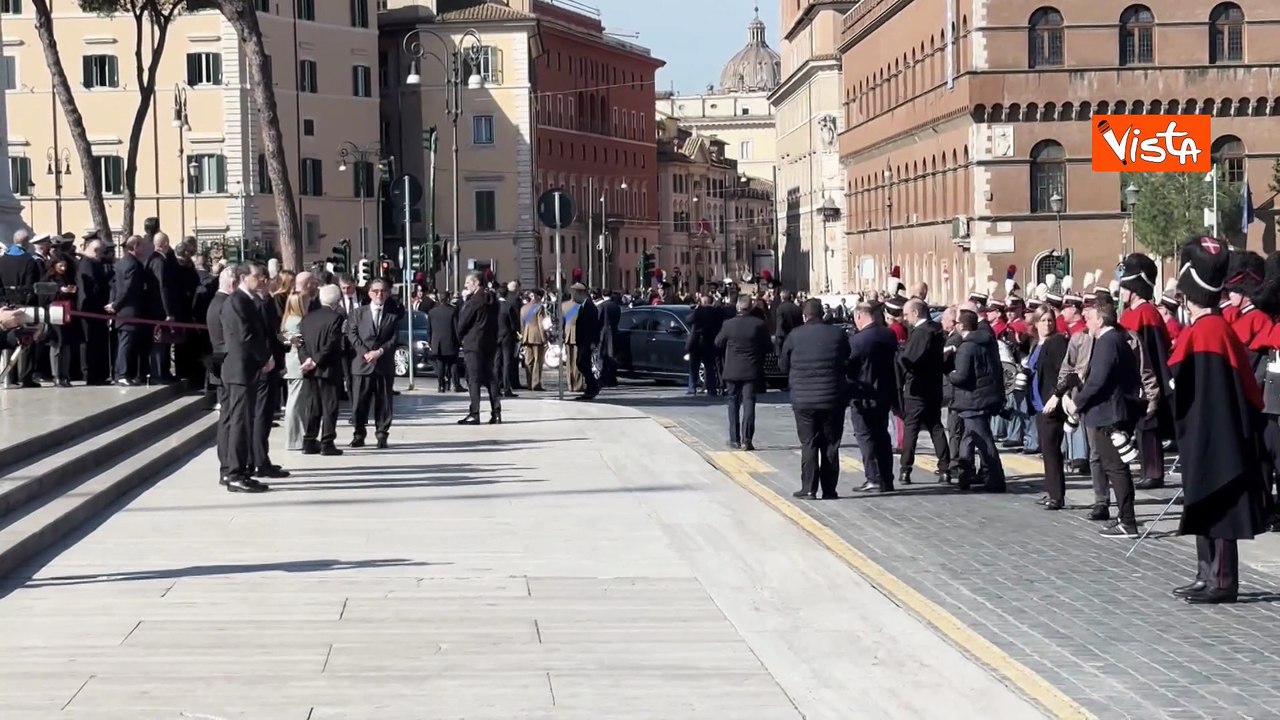 L'arrivo di Mattarella all'Altare della Patria per la Giornata dell'Unità Nazionale