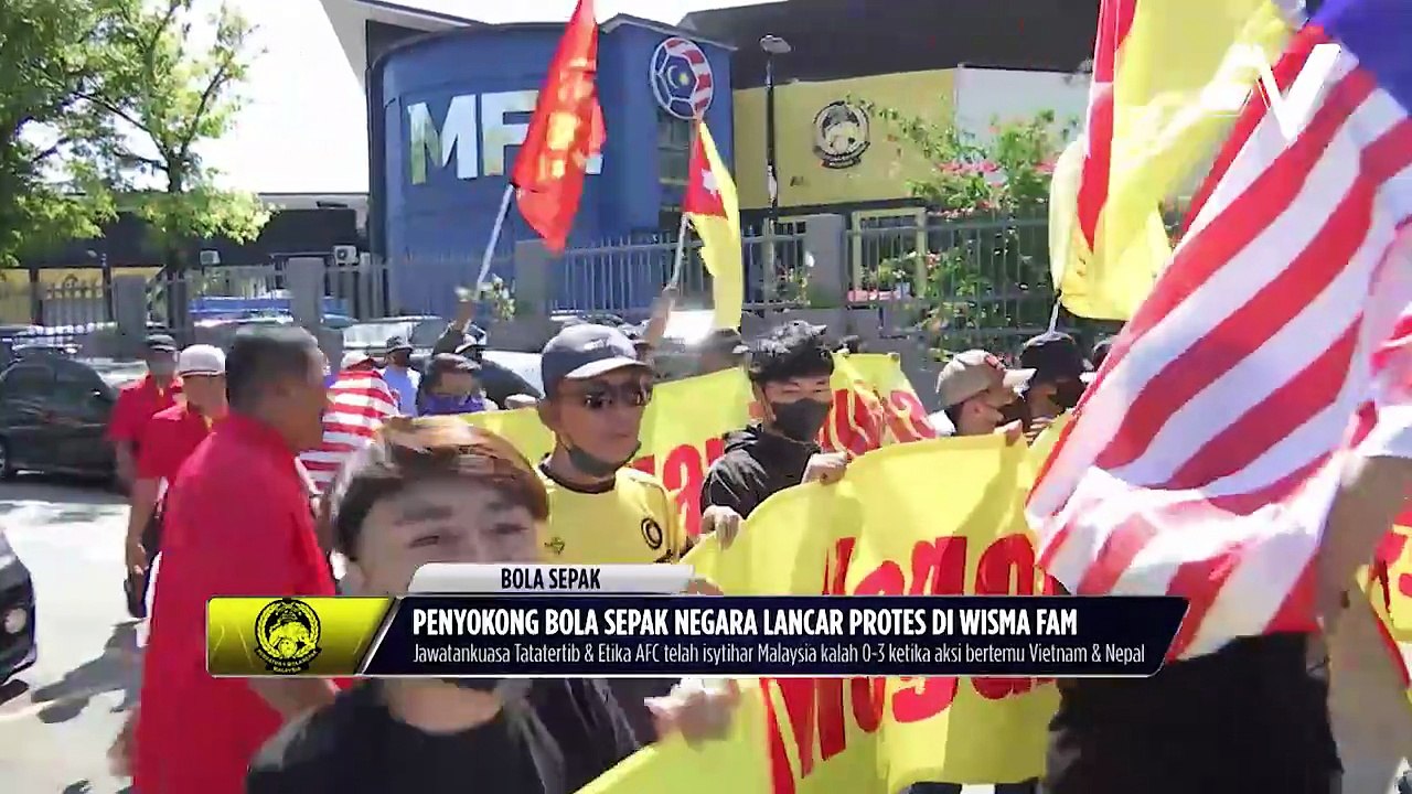Penyokong bola sepak negara lancar protes di Wisma FAM