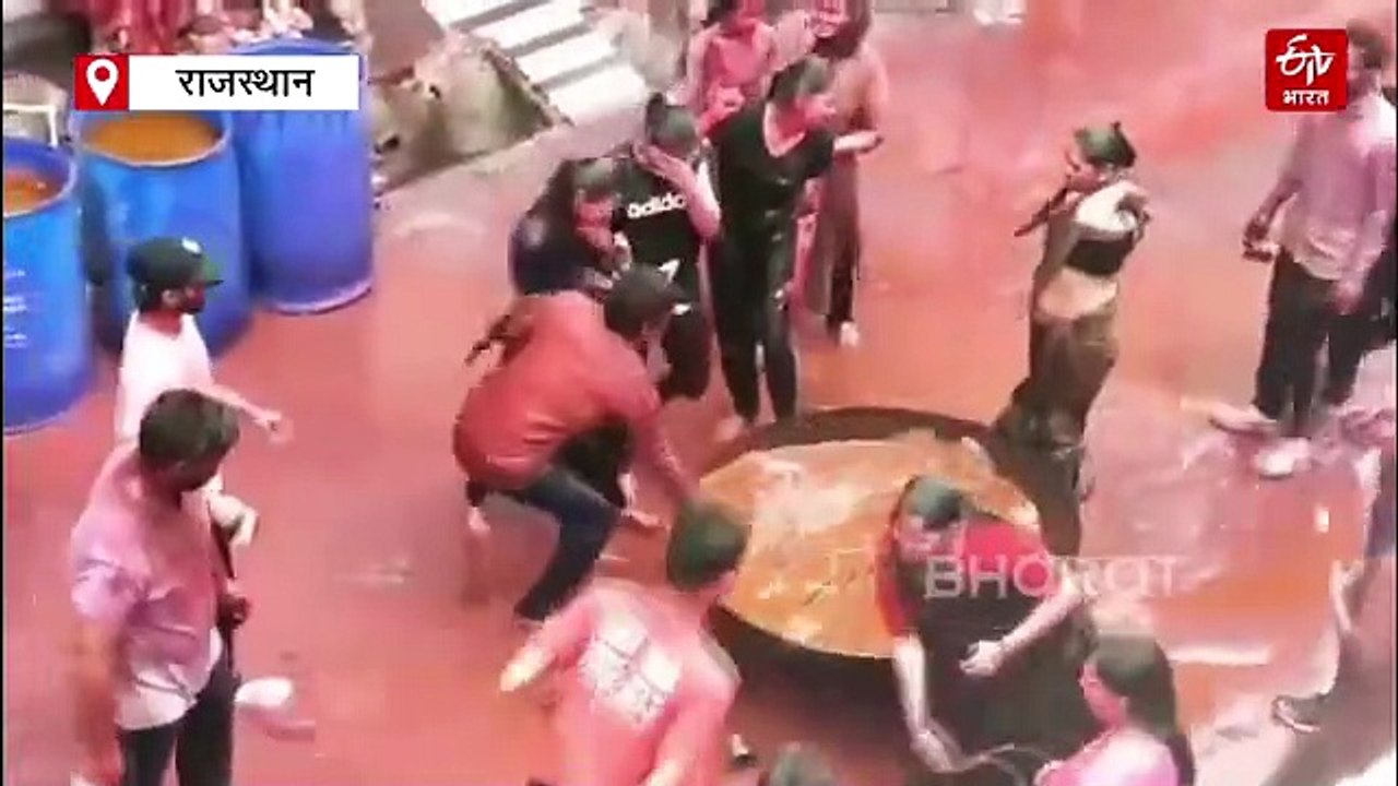 जीनगर समाज की कोड़ामार होली : पुरुषों ने महिला पर उड़ेला रंग तो महिलाओं ने पुरुषों पर बरसाए कोड़े