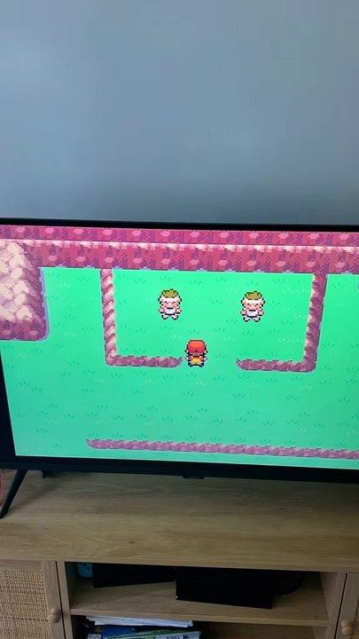 Pokémon Rouge Feu : faut-il choisir Ultimapoing ou Ultimawashi ?Deux maîtres de capacités sur la Route 4 te proposent une attaque puissante… mais laquelle choisir vraiment ?Voici un conseil rapide pour optimiser ton aventure Pokémon