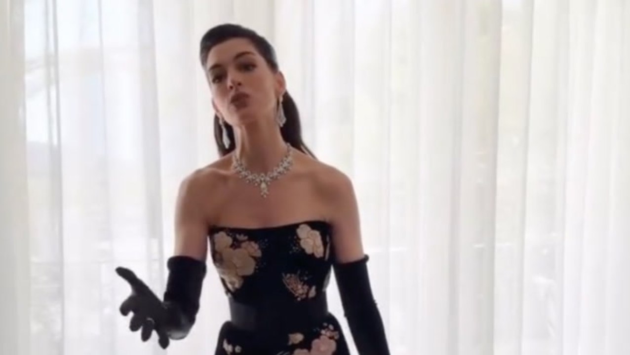 Anne Hathaway reacts to comments about her taut face in Oscars backstage video