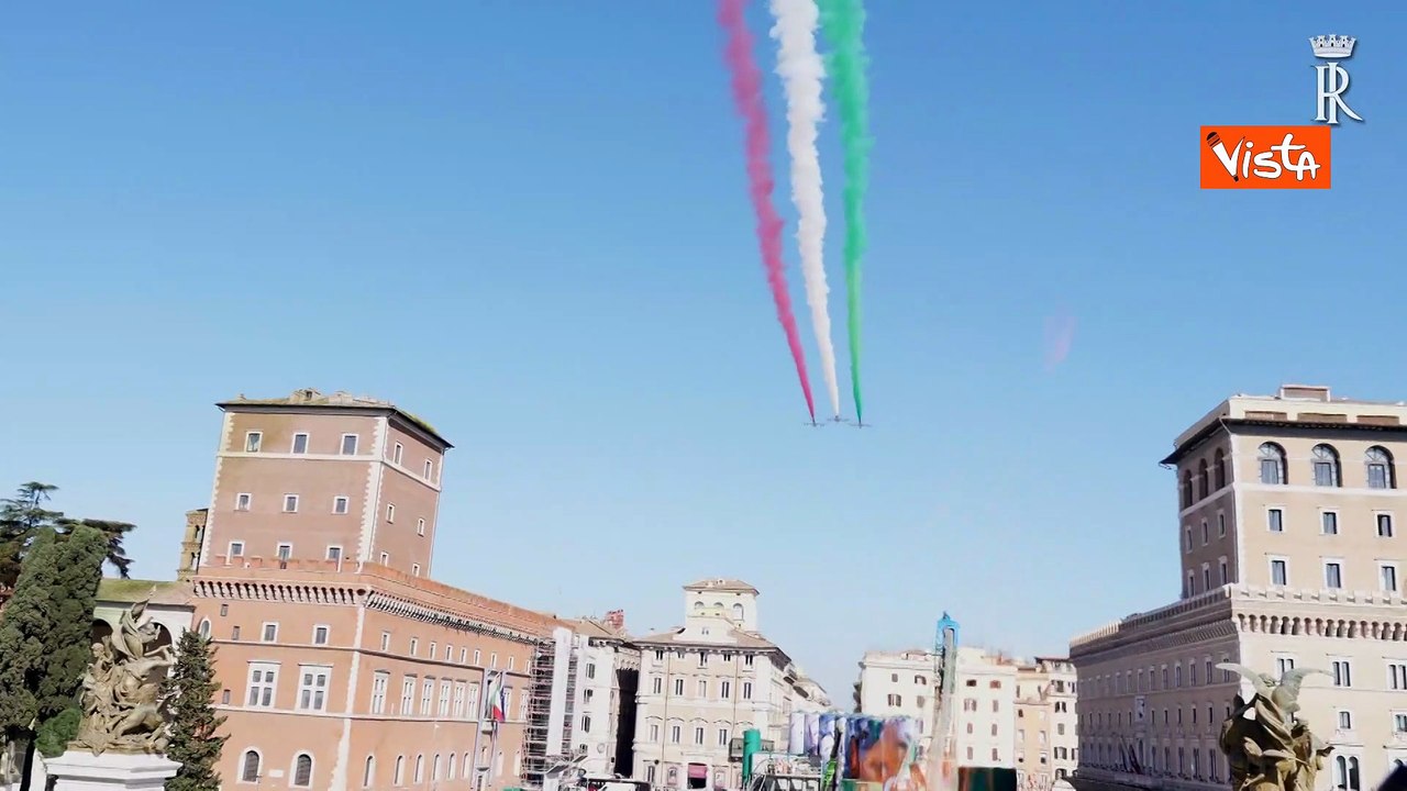 Giornata Unità d'Italia, il passaggio delle Frecce Tricolori sopra l'Altare della Patria