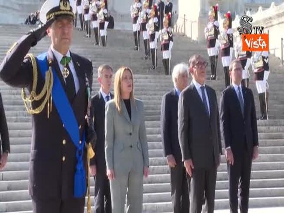 Giornata dell'Unità nazionale, La Russa e Meloni cantano l'Inno di Mameli all'Altare della Patria