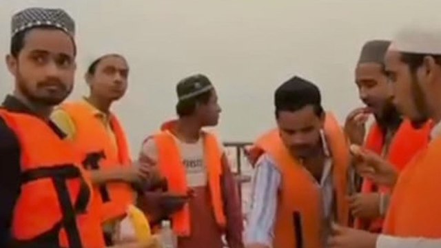 गंगा में 'बिरयानी इफ्तार' पार्टी, हुई FIR