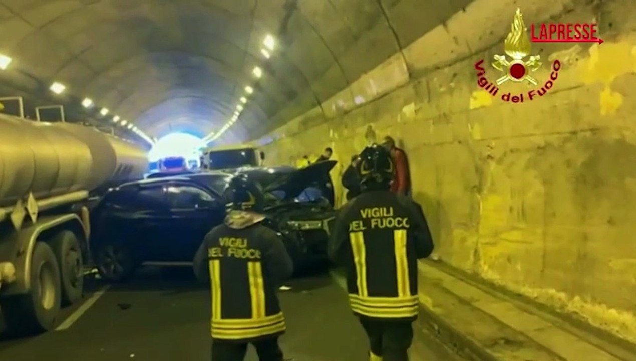 Maxi tamponamento in galleria sulla Palermo-Messina, 80 mezzi coinvolti