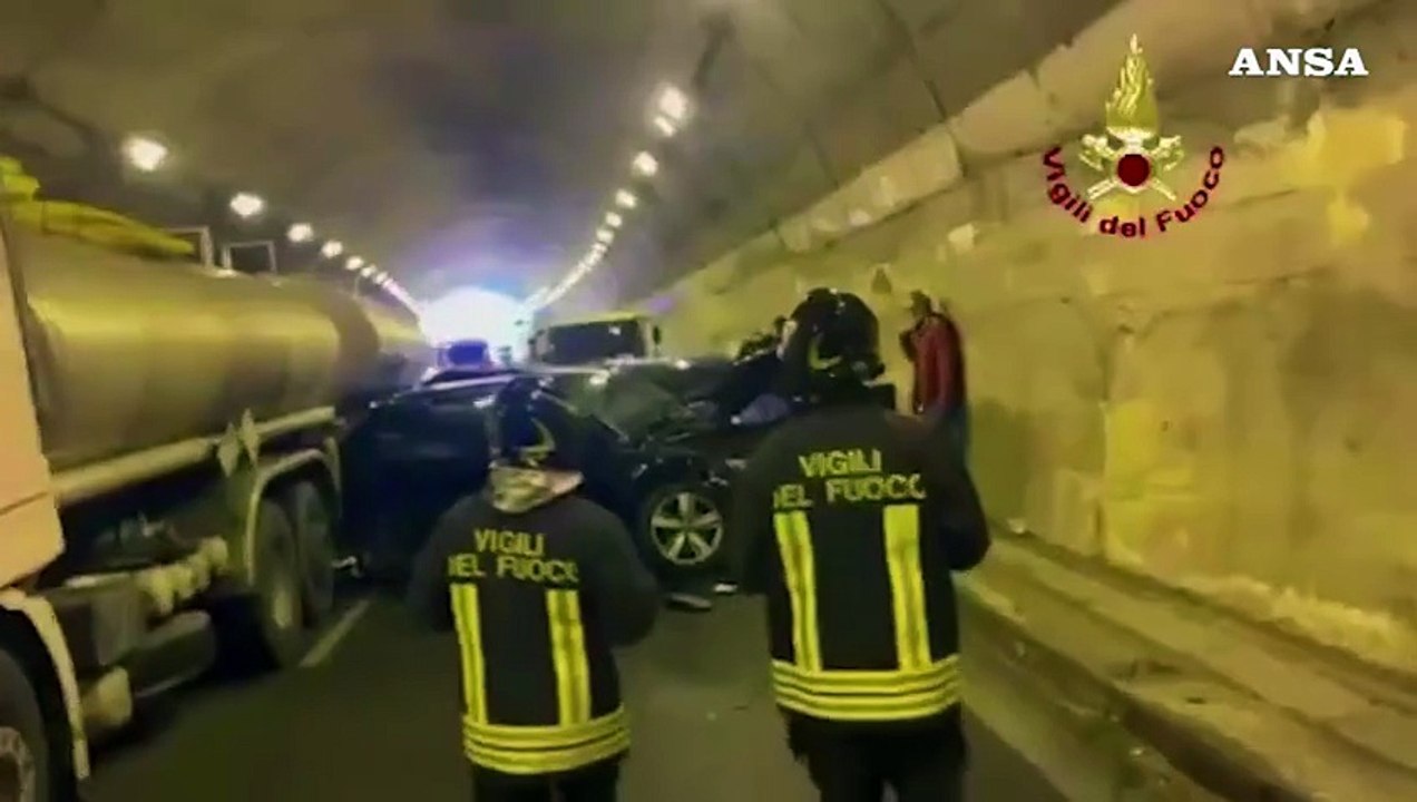 Maxi tamponamento in galleria sulla Messina-Palermo, coinvolti 80 mezzi