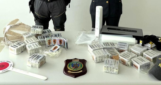 Oristano, pacco al locker nasconde oltre 10 chili di hashish: arrestato 35enne (17.03.26)