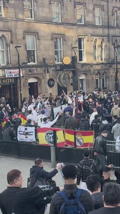 Cánticos de "Gibraltar es español" de los aficionados del Real Madrid en Manchester