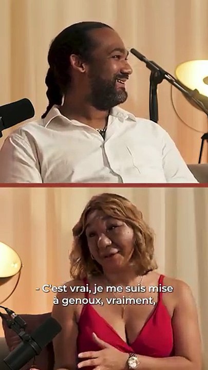 Elle se met à genou pour qu'il participe à Quatre mariage pour une lune de miel !