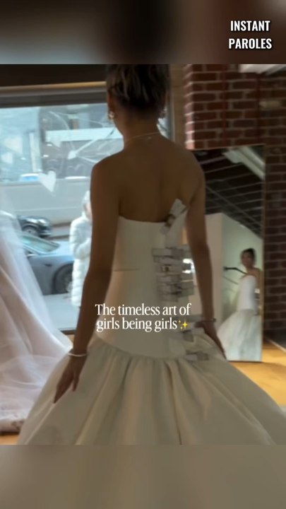 Cette femme âgée apporte de la joie à cette future mariée qui essaye sa robe de mariage