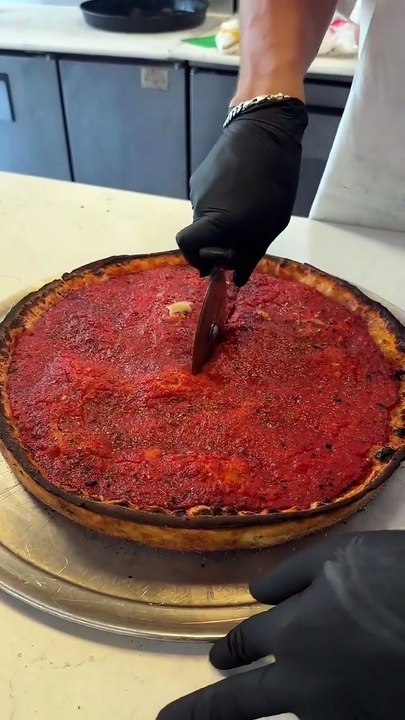Deep dish pizza 🤤