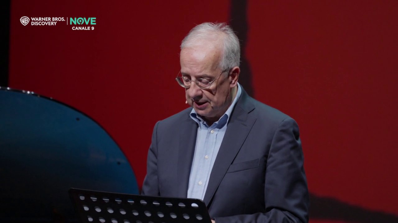 «Gli anni '60, quando tutto sembrava possibile»: Walter Veltroni in tv ripercorre un decennio di storia italiana