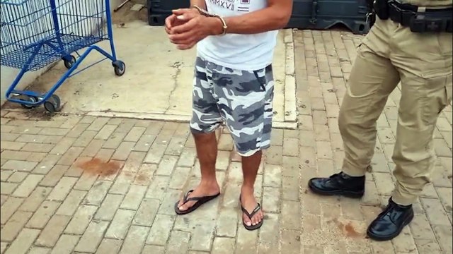 Condutor embriagado é preso pela PM após bater em carro estacionado