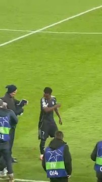 Vinicius, mejor jugador del City - Real Madrid: así recibió su trofeo de MVP