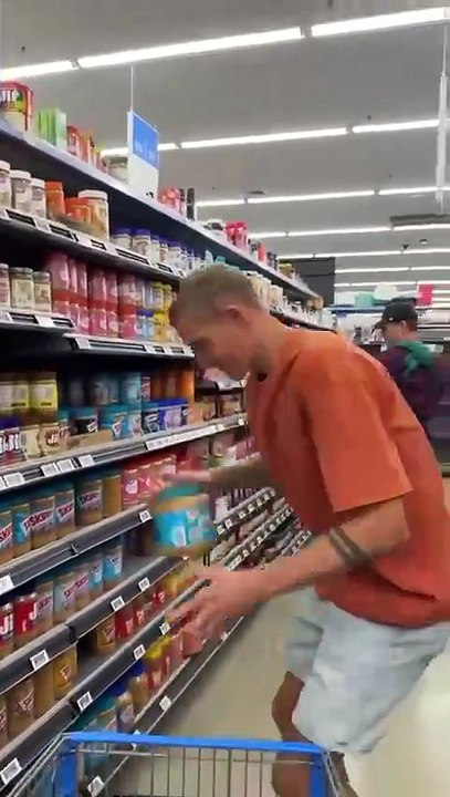 Struggling father gets blessed with money and groceries 🥹 SHARE THIS MOMENT🥰❤️