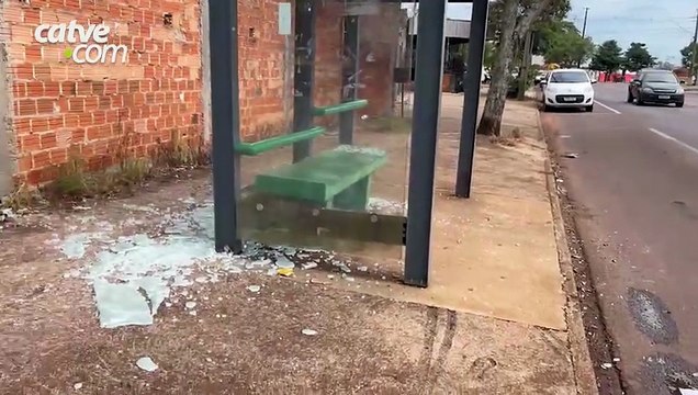 Vidros de ponto de ônibus ficam destruídos após veículo atingir a estrutura em Cascavel