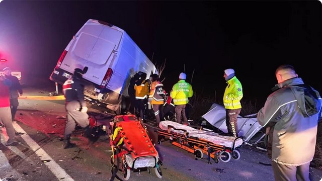 Kamyonet TIR’a arkadan çarptı: 2 ölü, 1 yaralı